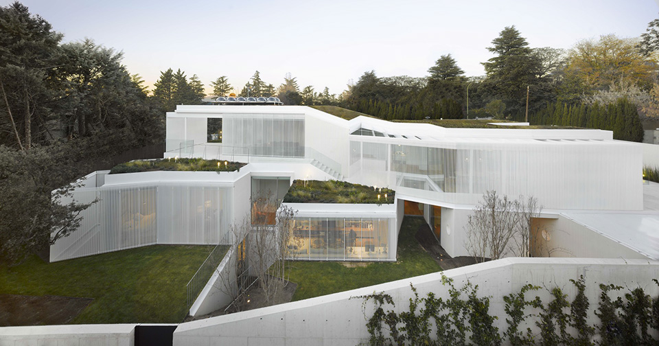 Green Roofed Labyrinth House by Estudio Entresitio