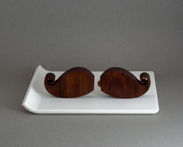 moustache-salt-and-pepper-shakers_2