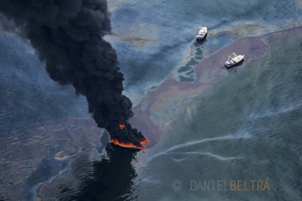 spill aerial photography by daniel beltra gulf of mexico oil rigs 6