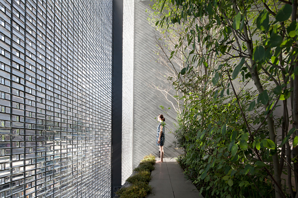 Optical Glass House by Nakamura and NAP 2