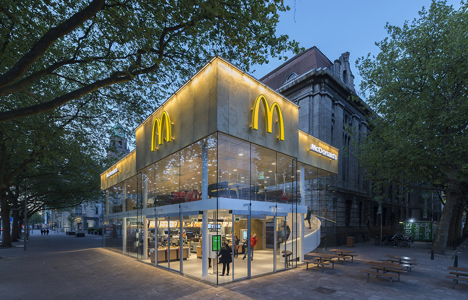 Contemporary McDonalds by Mei Architects - Photography by Jeroen Musch 11