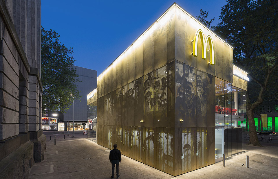 Contemporary McDonalds by Mei Architects - Photography by Jeroen Musch 12