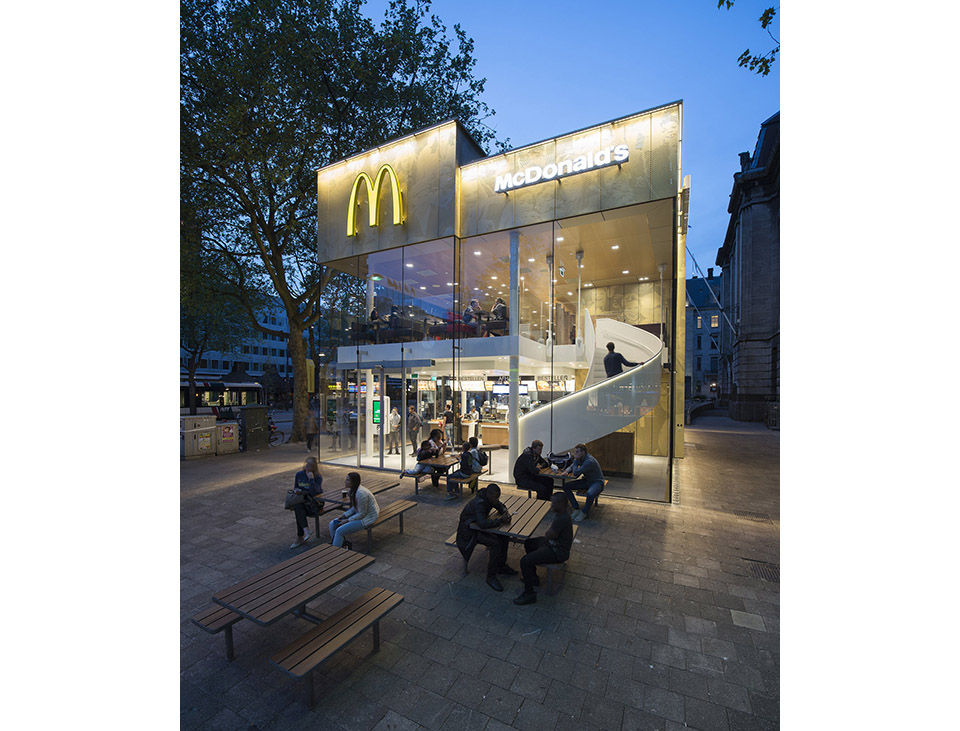 Contemporary McDonalds by Mei Architects – Photography by Jeroen Musch 6