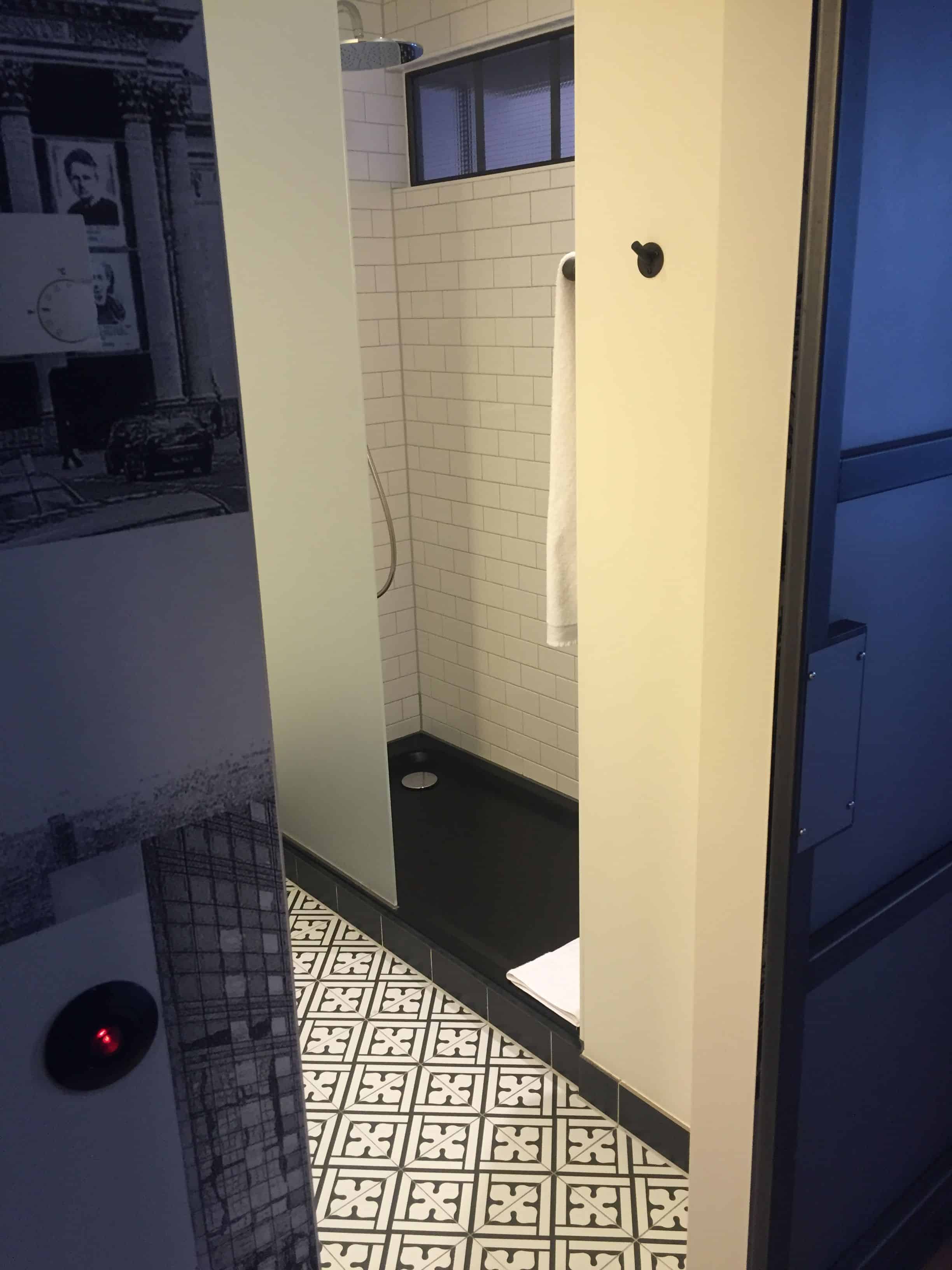 Industrial bathroom design (v3) - pentahotel paris