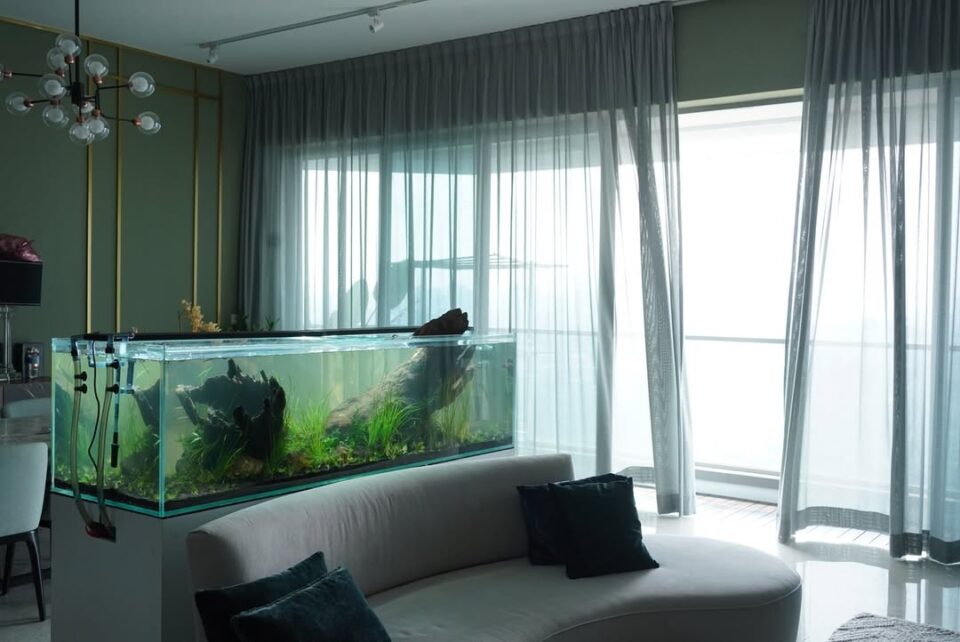 25 Fish Tank Living Room Ideas So Bold, You’ll Forget There’s a TV