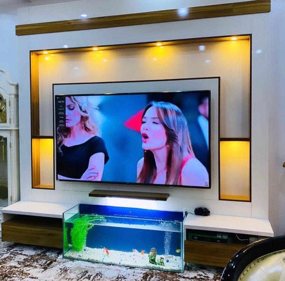 25 Fish Tank Living Room Ideas So Bold, You’ll Forget There’s a TV