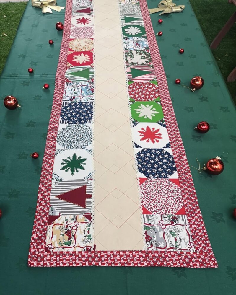 23 Christmas Table Runner Ideas Too Gorgeous Not to Screenshot Immediately