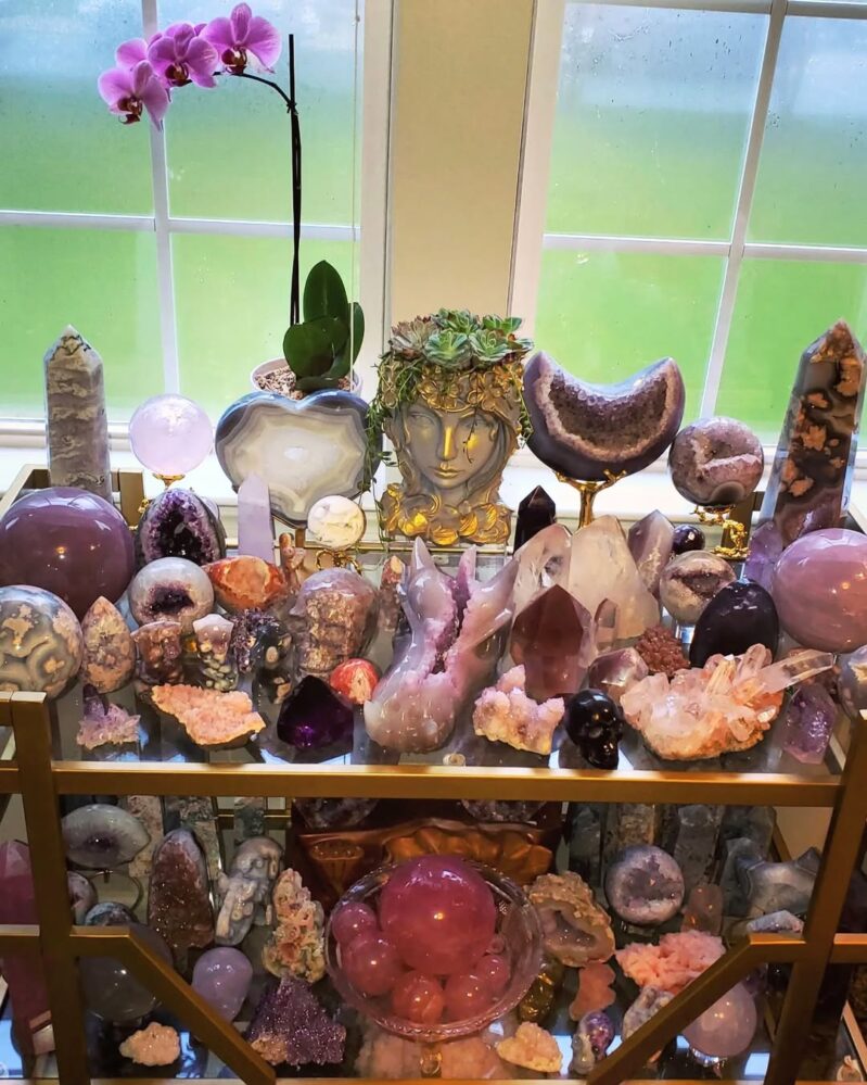 30 Crystal Decor Ideas If You Want a Home That Feels Calm, Clean, and ...