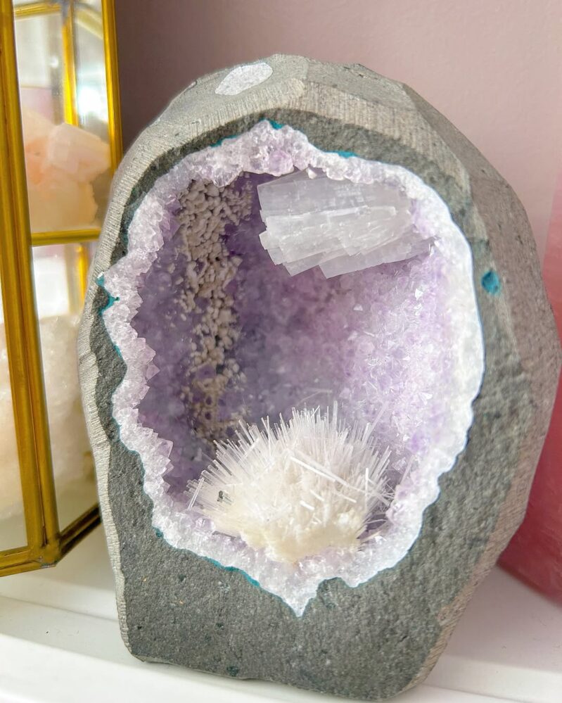 30 Crystal Decor Ideas If You Want a Home That Feels Calm, Clean, and ...
