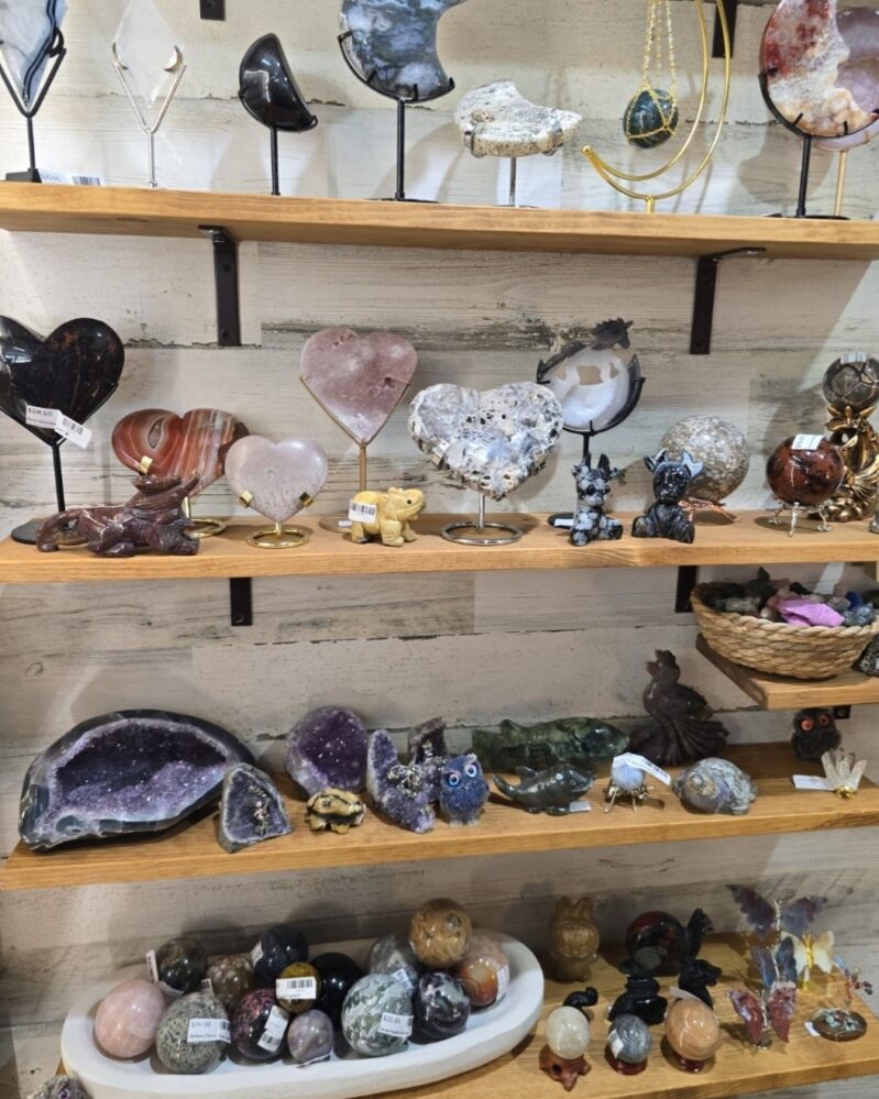 30 Crystal Decor Ideas If You Want a Home That Feels Calm, Clean, and ...