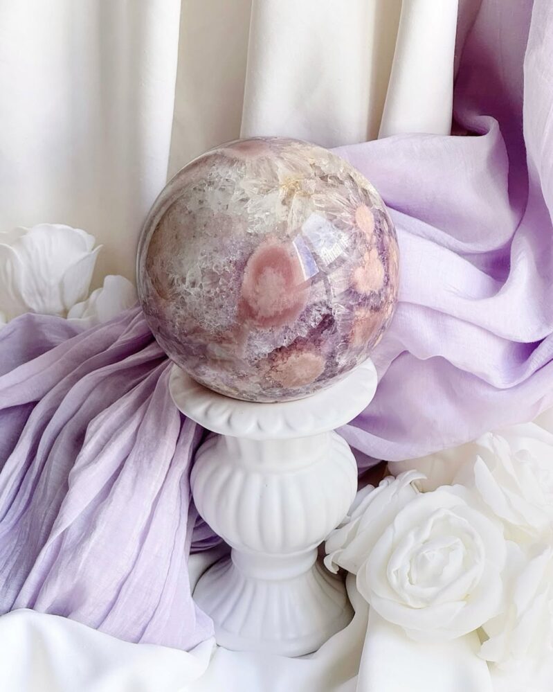 30 Crystal Decor Ideas If You Want a Home That Feels Calm, Clean, and ...