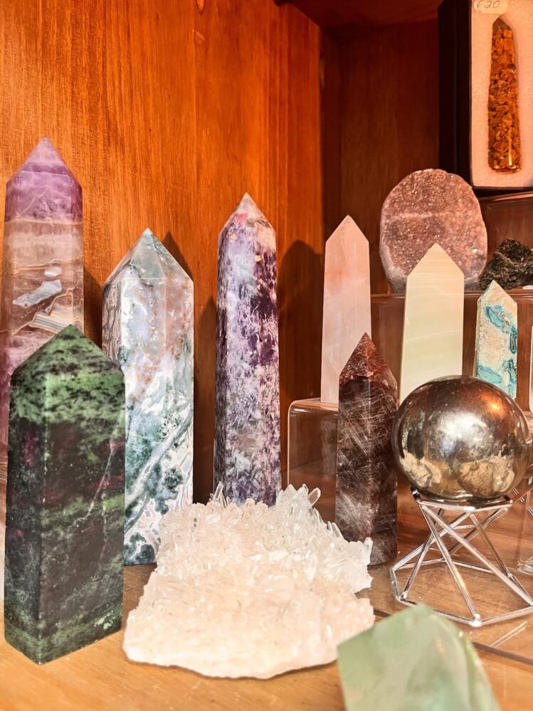 30 Crystal Decor Ideas If You Want a Home That Feels Calm, Clean, and ...
