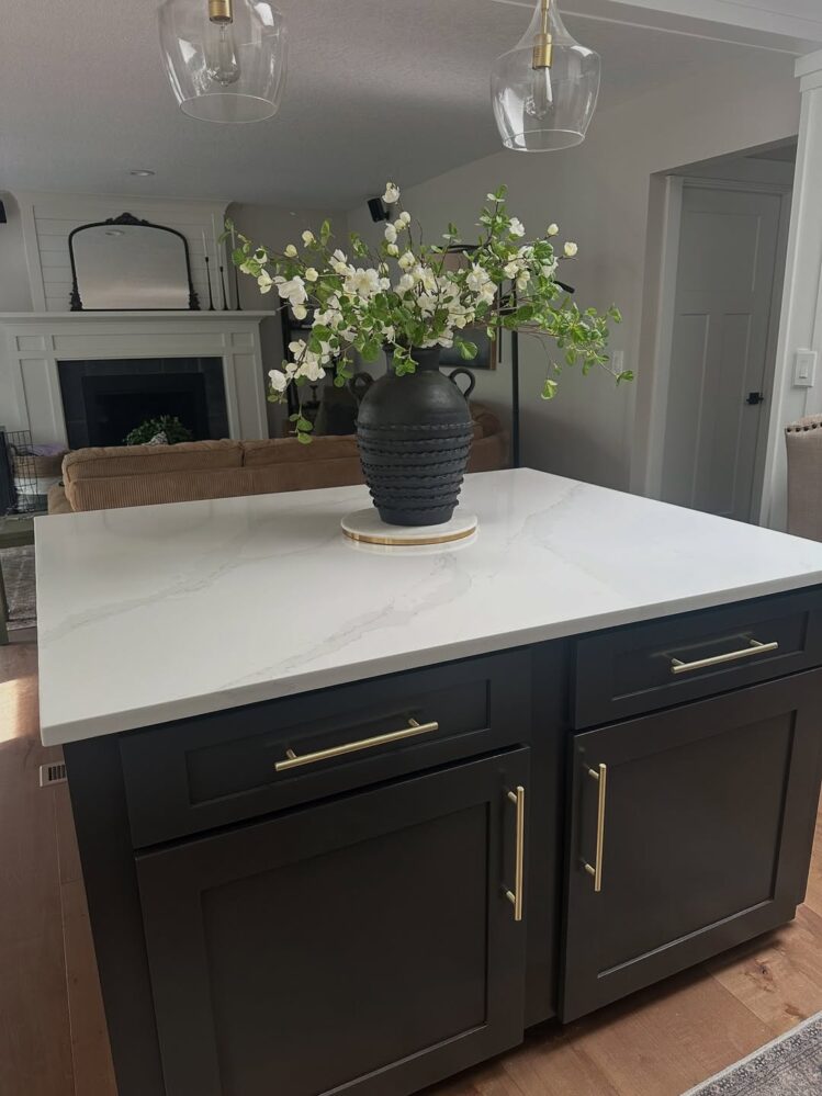 26 Kitchen Island Centerpiece Ideas That Prove the Middle of the Room ...
