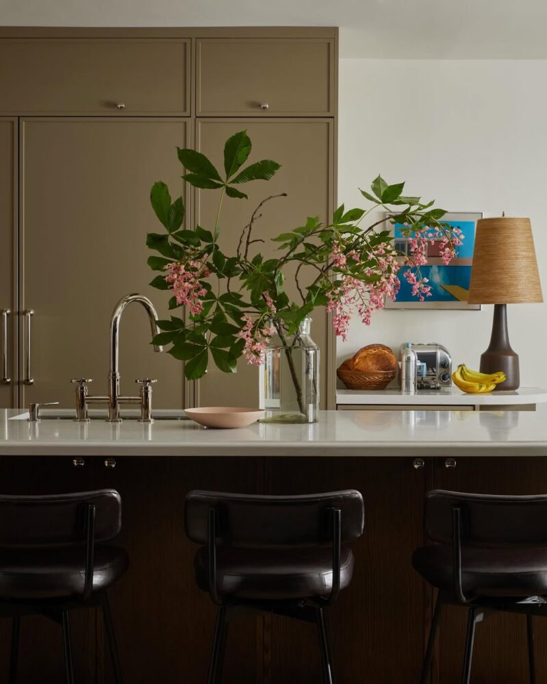 26 Kitchen Island Centerpiece Ideas That Prove the Middle of the Room ...