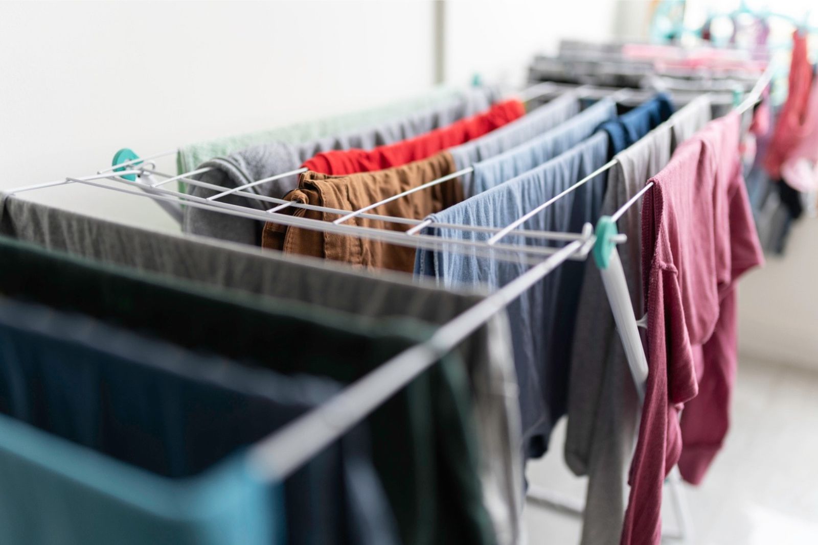 How to dry clothes in the cold season without a drye