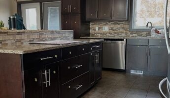 They painted espresso maple cabinets Benjamin Moore Soft Chamois: same gold granite, now it looks custom