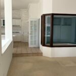 They turned their old living room into a kitchen with a Dekton island: now it looks like a coastal resort