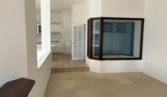 They turned their old living room into a kitchen with a Dekton island: now it looks like a coastal resort