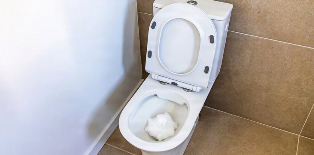 Spraying shaving foam in the toilet bowl: what it’s for and why more and more people do it