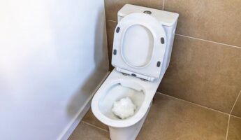 Spraying shaving foam in the toilet bowl: what it’s for and why more and more people do it