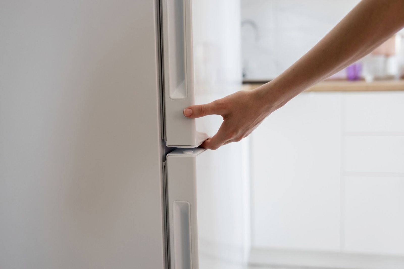 Wedge A Sheet Of Paper In The Fridge Door And Pull