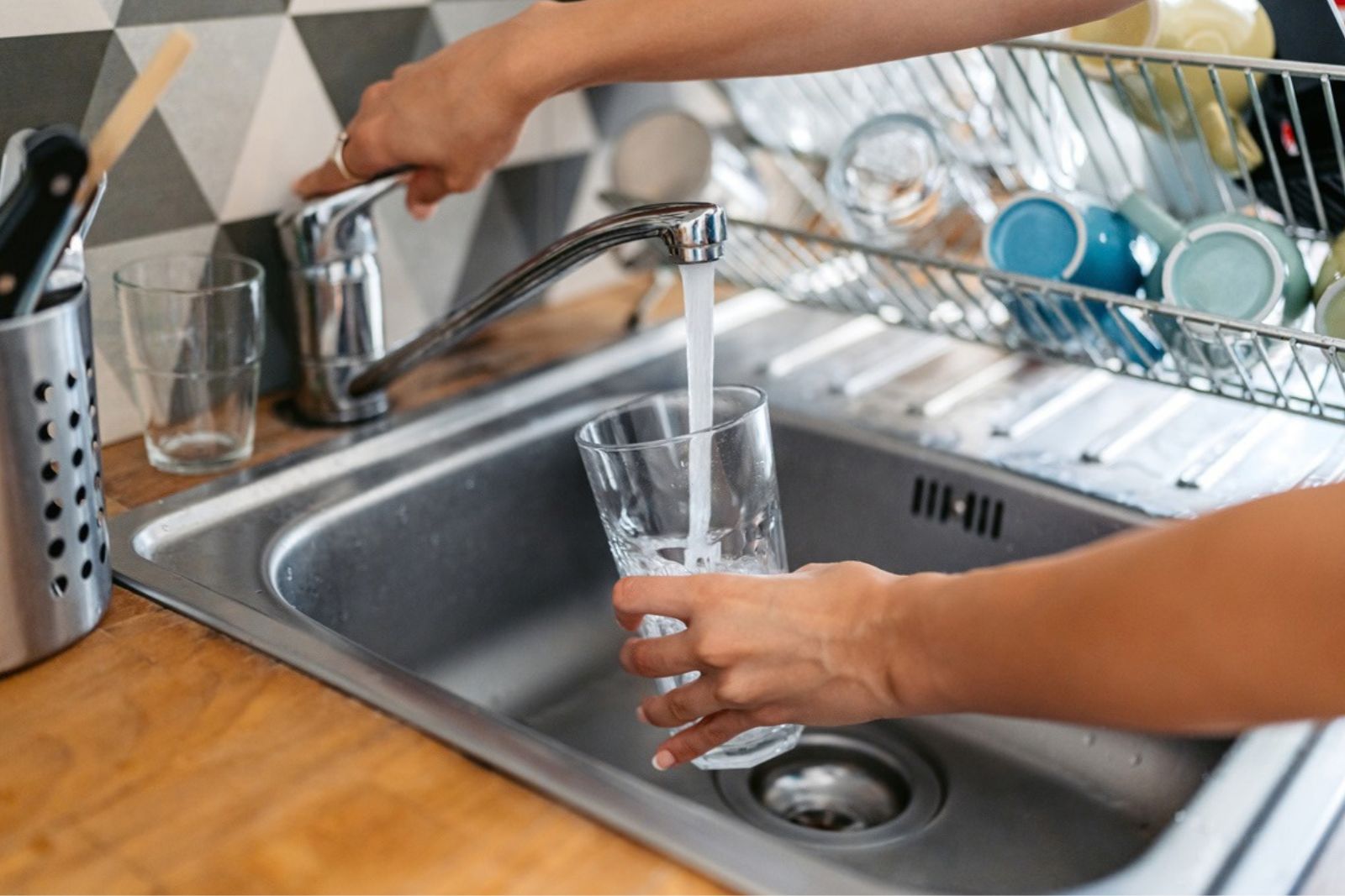Before Leaving Home, Put A Glass And A Sheet Of Paper In The Sink